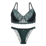 تصویر ست کامل لباس‌زیر زنانه شامل سوتین و شورت توری به رنگ سبز تیره از مجموعه 31741